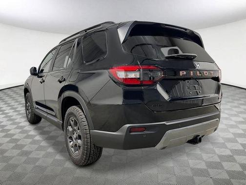Crystal Black Pearl 2026 Honda Pilot TrailSport