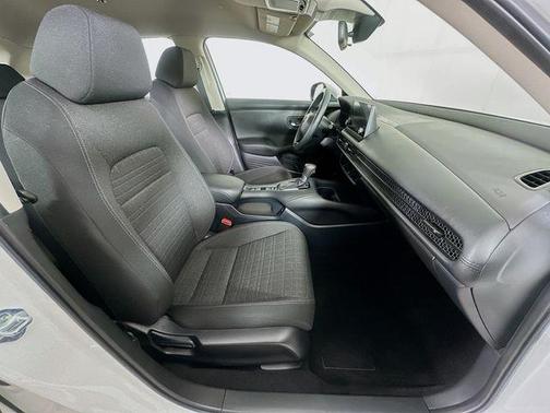 Platinum White Pearl 2024 Honda HR-V LX