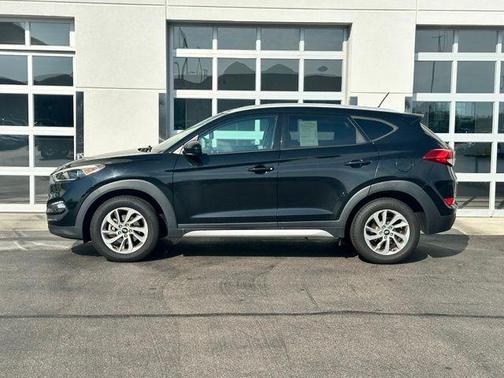 Black Noir Pearl 2017 Hyundai TUCSON SE