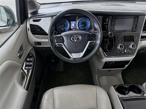 2018 Toyota Sienna XLE