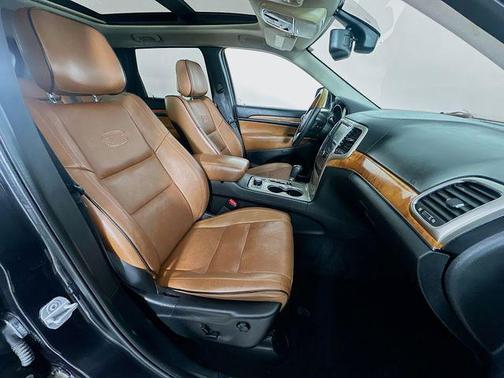 Brilliant Black Crystal Pearlcoat 2011 Jeep Grand Cherokee Overland