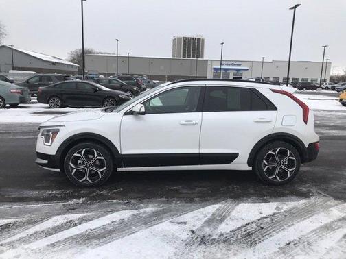 Photo 2 of 30 of 2023 Kia Niro EX Touring