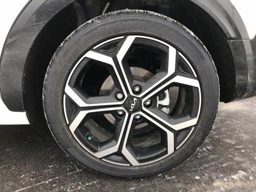 Photo 3 of 30 of 2023 Kia Niro EX Touring