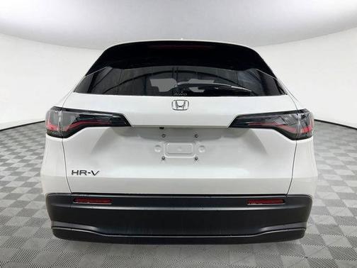 Platinum White Pearl 2027 Honda HR-V LX