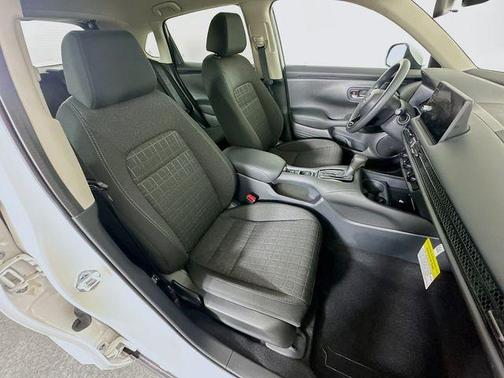 Platinum White Pearl 2026 Honda HR-V LX