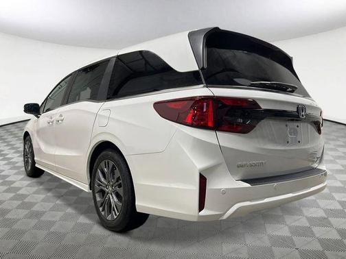 Platinum White Pearl 2026 Honda Odyssey Touring