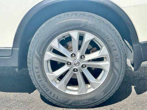 Pearl White 2016 Nissan Rogue SV