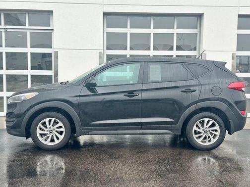 Black Noir Pearl 2018 Hyundai TUCSON SE