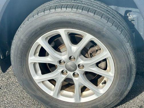 Bright White Clearcoat 2017 Jeep Cherokee Latitude