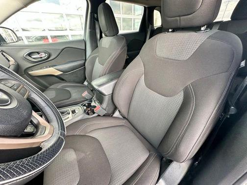 Bright White Clearcoat 2017 Jeep Cherokee Latitude