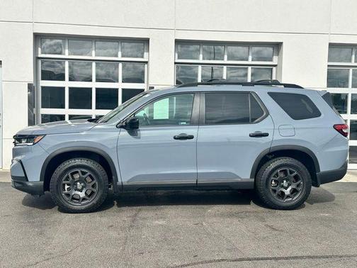 Sonic Gray Pearl 2025 Honda Pilot TrailSport