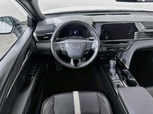 Ice 2025 Toyota Camry SE