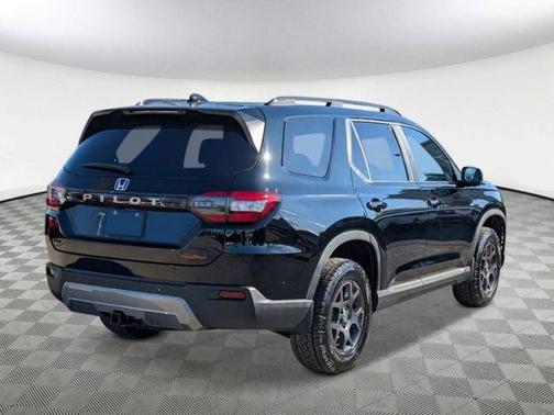 Crystal Black Pearl 2026 Honda Pilot TrailSport