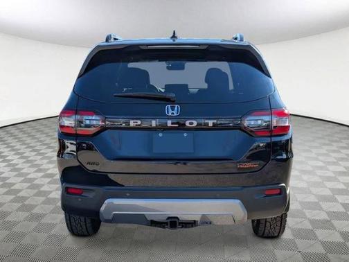 Crystal Black Pearl 2026 Honda Pilot TrailSport