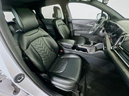 Glacial White Pearl 2023 Kia Sportage X-Line