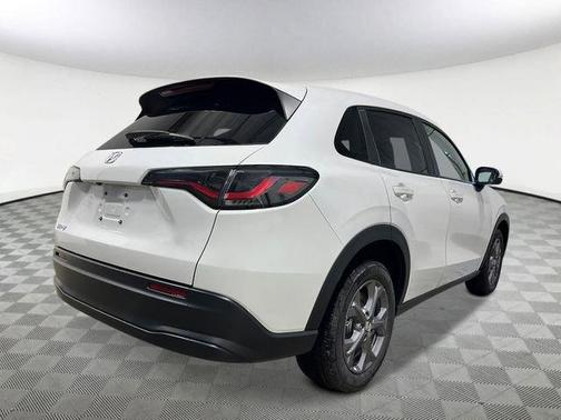 Platinum White Pearl 2027 Honda HR-V LX
