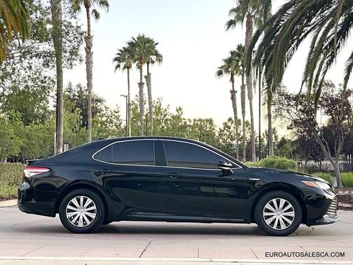 2019 Toyota Camry Hybrid SE