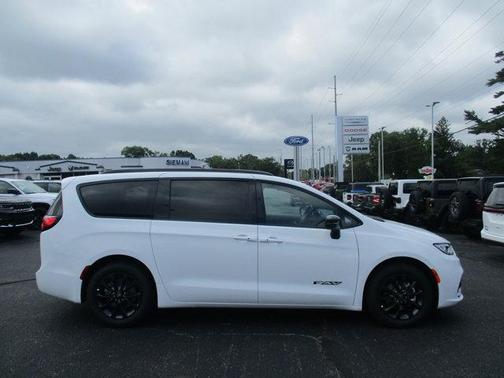 2025 Chrysler Pacifica Select