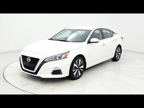White 2021 Nissan Altima 2.5 SV