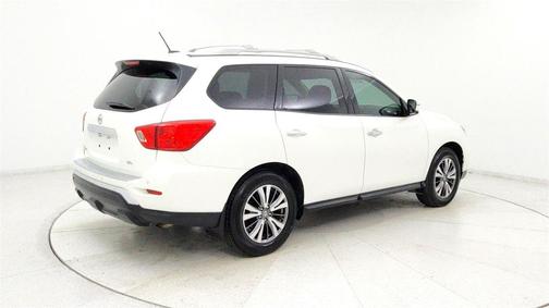 White 2017 Nissan Pathfinder SL