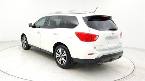 White 2017 Nissan Pathfinder SL