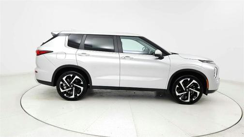 Silver 2024 Mitsubishi Outlander SE