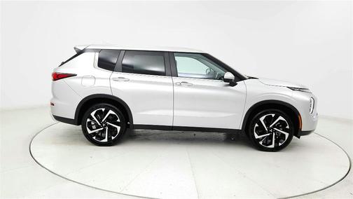 Silver 2024 Mitsubishi Outlander SE