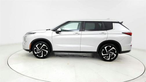 Silver 2024 Mitsubishi Outlander SE