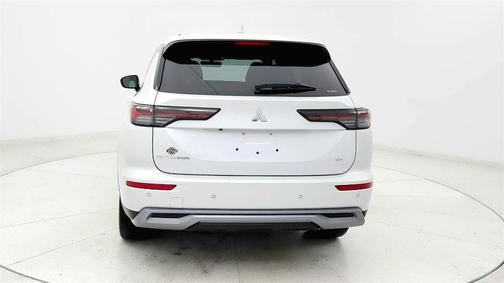 White 2025 Mitsubishi Outlander SE