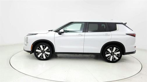 White 2025 Mitsubishi Outlander SE