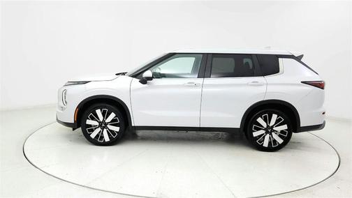 White 2025 Mitsubishi Outlander SE
