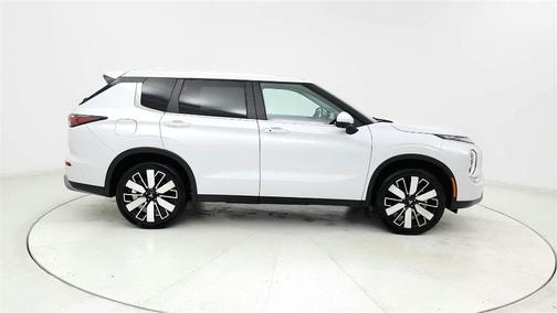White 2025 Mitsubishi Outlander SE