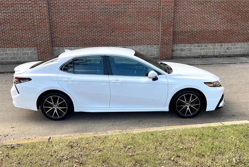 Photo 2 of 24 of 2022 Toyota Camry SE