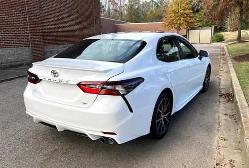 Photo 3 of 24 of 2022 Toyota Camry SE