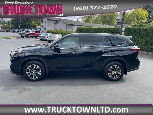 Black 2021 Toyota Highlander XLE