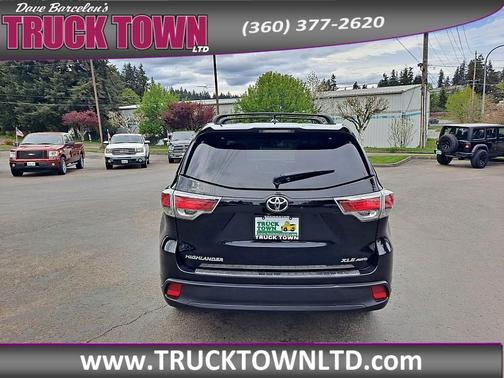 Midnight Black Metallic 2016 Toyota Highlander XLE