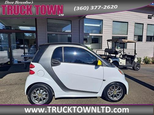 White 2014 smart ForTwo passion