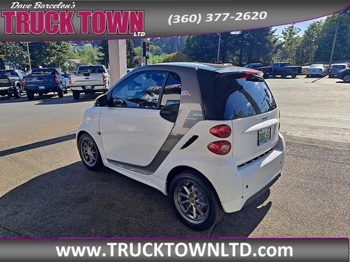 White 2014 smart ForTwo passion