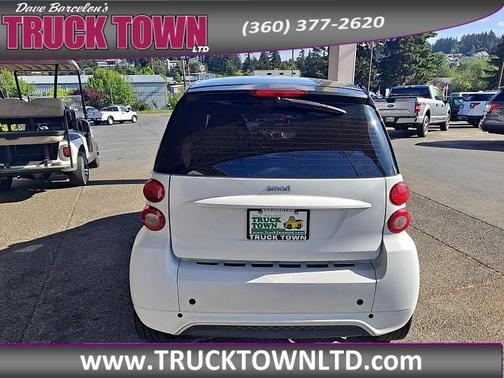 White 2014 smart ForTwo passion