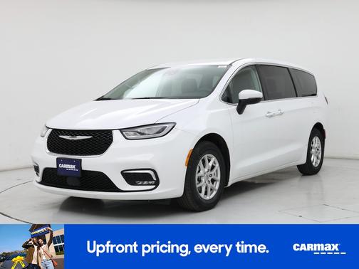 White 2023 Chrysler Pacifica Touring L