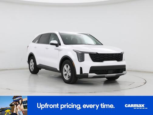 White 2024 Kia Sorento LX