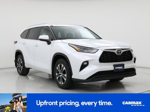 White 2023 Toyota Highlander XLE