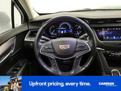 White 2018 Cadillac XT5 Luxury
