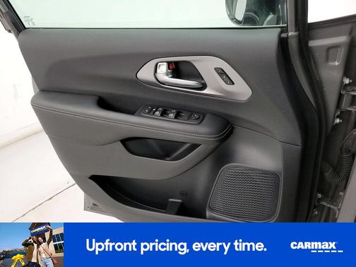 Gray 2025 Chrysler Pacifica Select