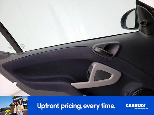 White 2015 smart ForTwo Passion