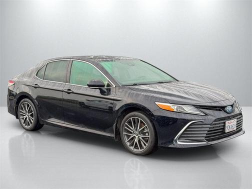 2022 Toyota Camry Hybrid XLE