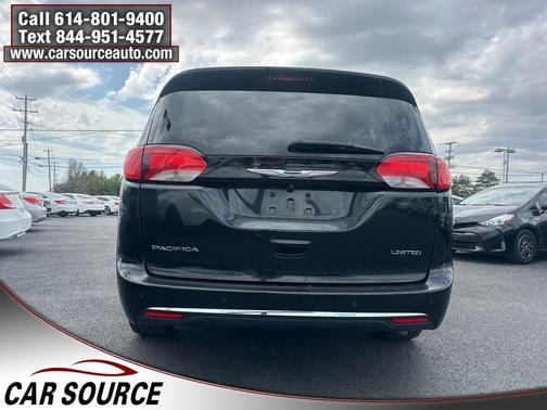 Brilliant Black Crystal Pearlcoat 2018 Chrysler Pacifica Limited