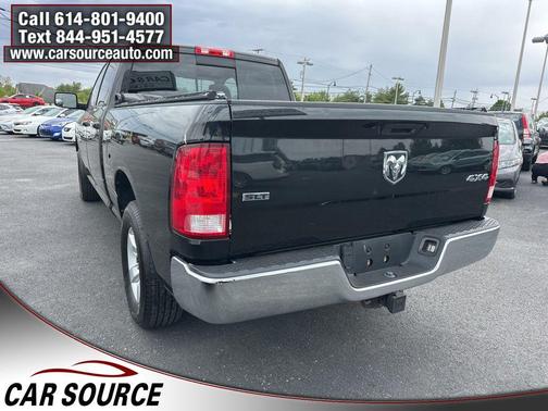 Brilliant Black Crystal Pearlcoat 2017 RAM 1500 SLT
