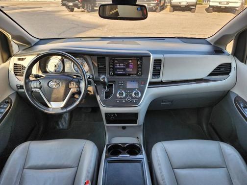 2018 Toyota Sienna XLE