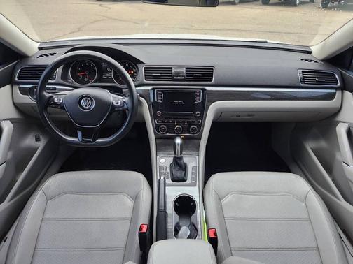 Pure White 2018 Volkswagen Passat 2.0T SE